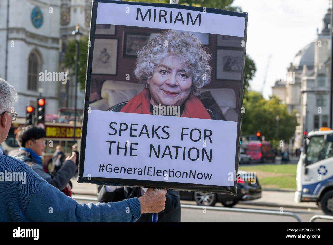 Londres, Reino Unido. 19th de Oct de 2022. Banners de protesta en Westminster Credit: Ian Davidson/Alamy Live News Foto de stock