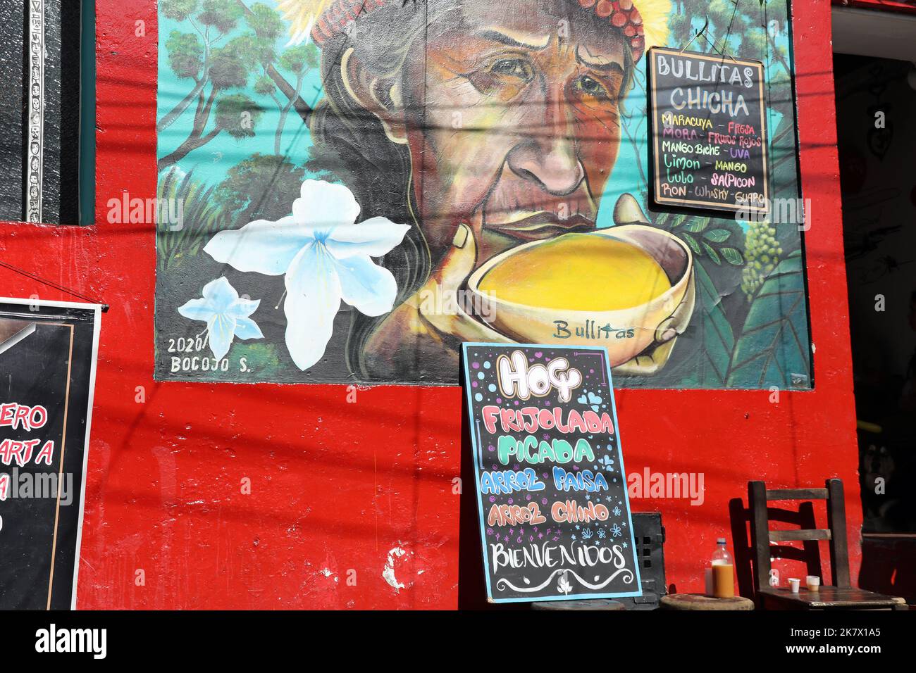 Mural de una mujer bebiendo chicha tradicional en Bogotá Foto de stock
