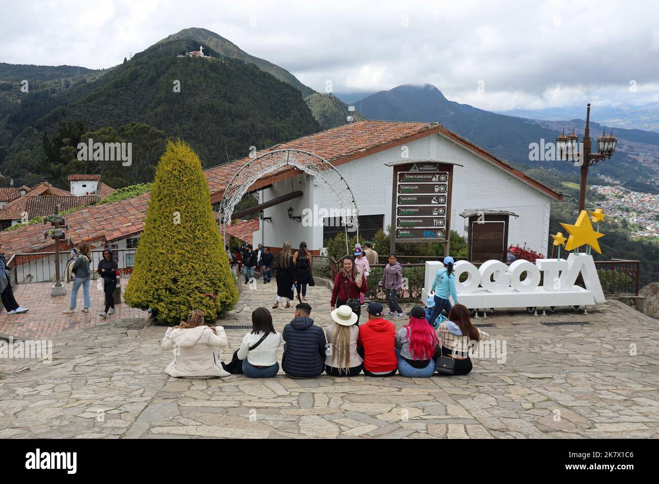 Turistas en la cumbre de Monserrate ubicada en las colinas orientales de Bogotá Foto de stock