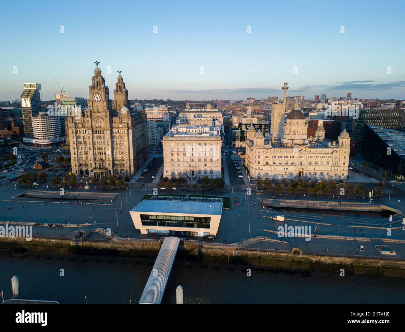 Punto de vista del drone, el horizonte de Liverpool que muestra los edificios de Pier Head Waterfront, Merseyside, Inglaterra Foto de stock