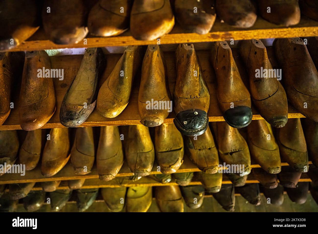 Los sistemas de viejas formas del zapato de madera de un zapatero Foto de stock