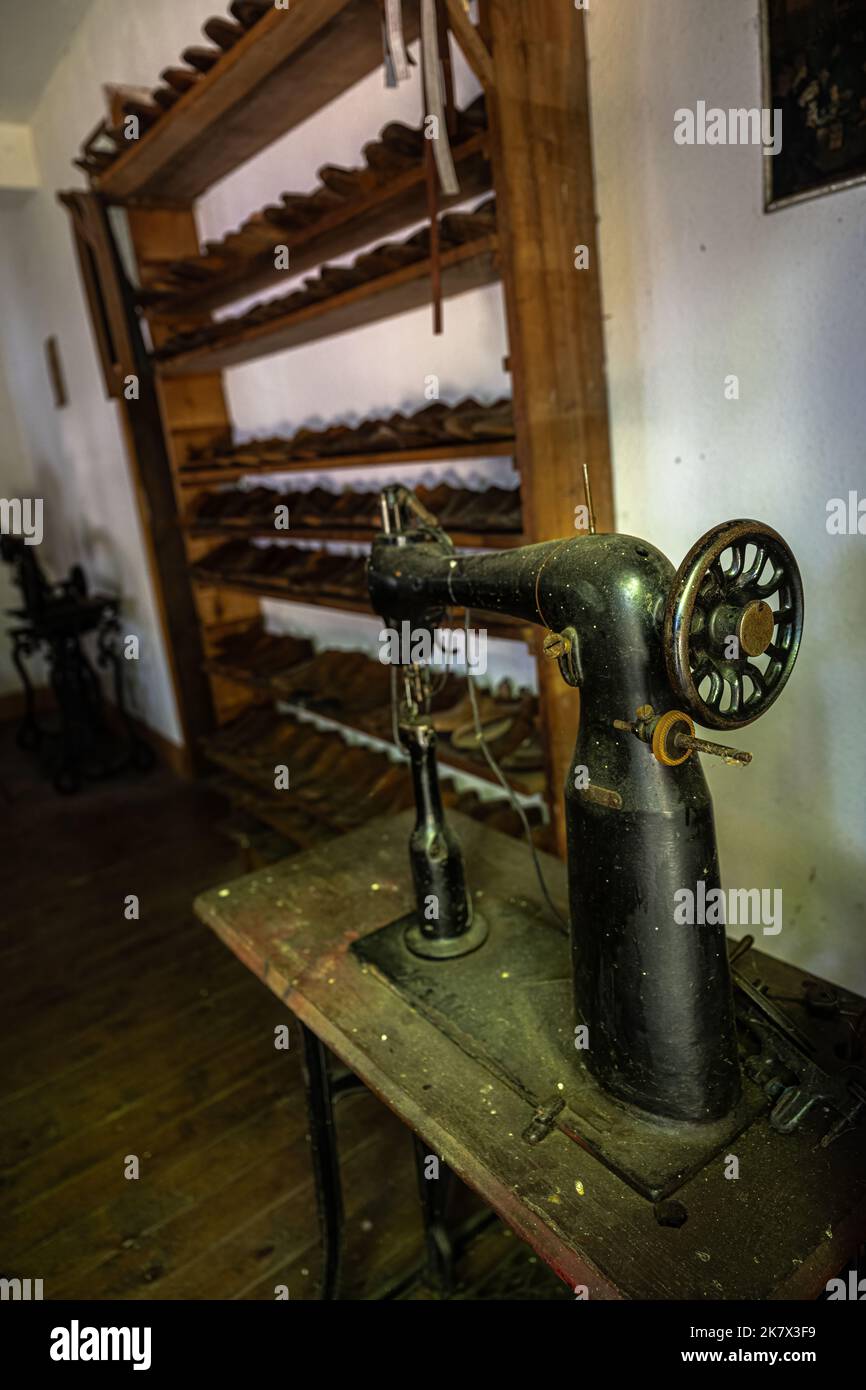 Vieja máquina de coser en un taller de zapatero Foto de stock