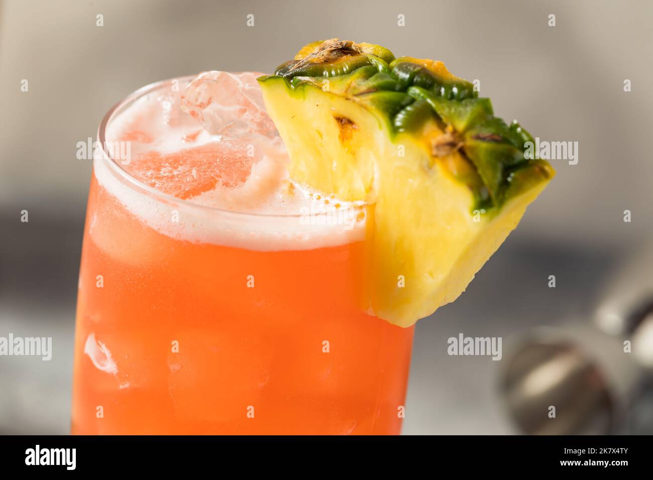 Cóctel Tiki Singapore Sling boozy refrescante con ginebra y piña Fotografía  de stock - Alamy