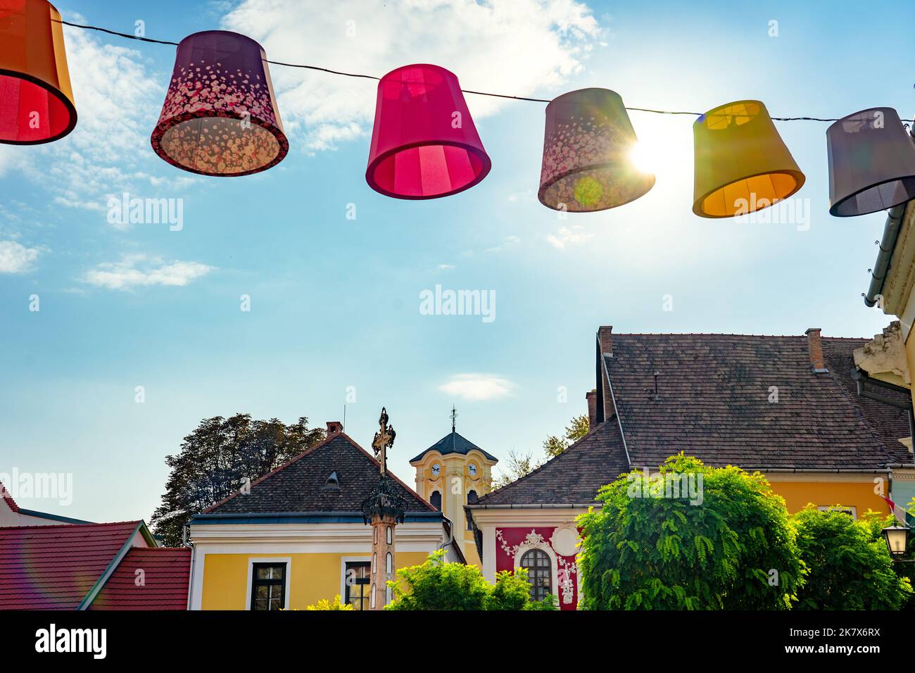 Plaza principal de la hermosa Szentendre al lado de Budapest en Hungría con coloridas decoraciones pancartas Foto de stock