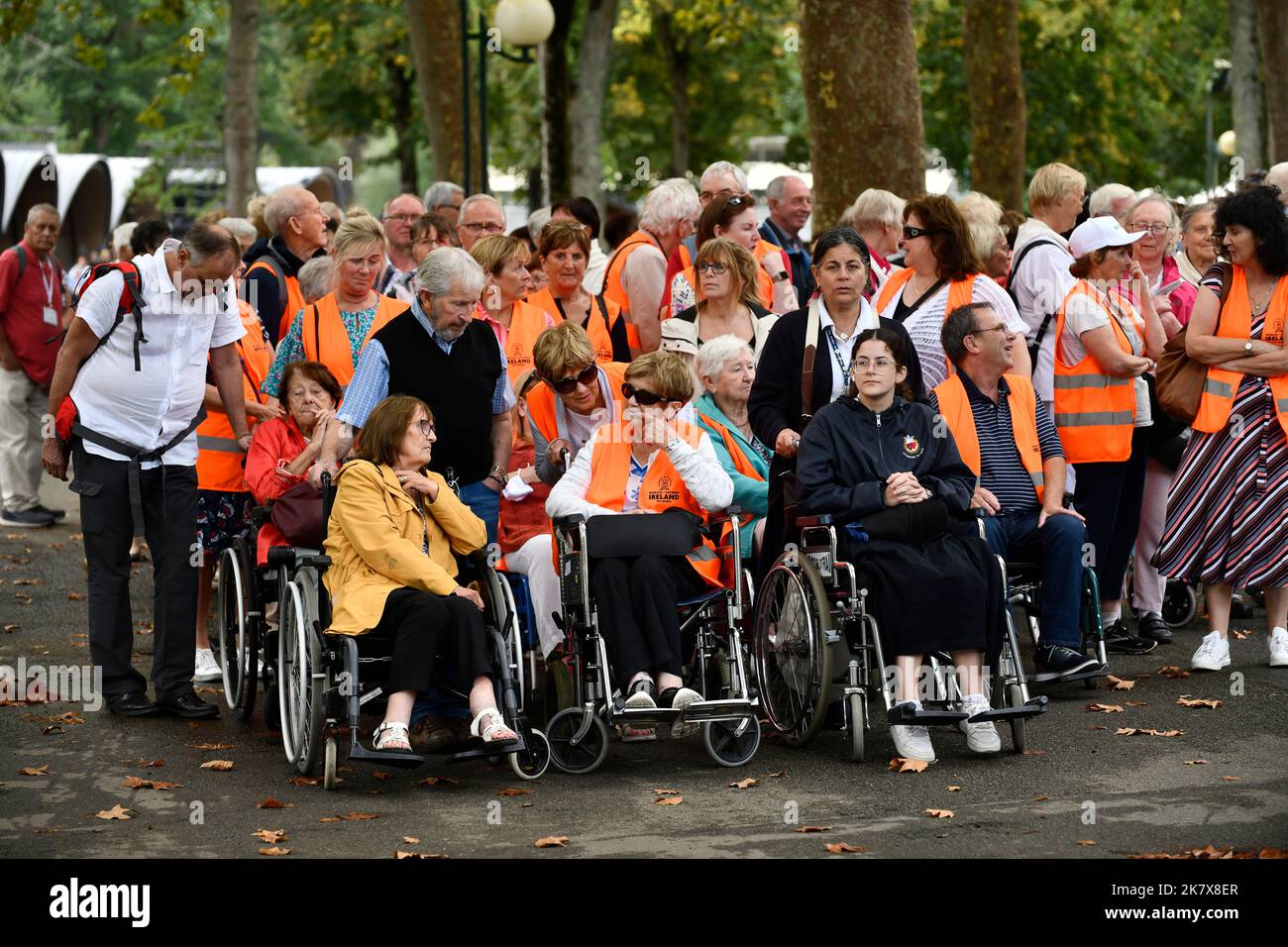 Lourdes, Hautes-Pyrénées, Francia. Peregrinos cristianos de Irlanda esperando ser llamados a misa Foto de stock