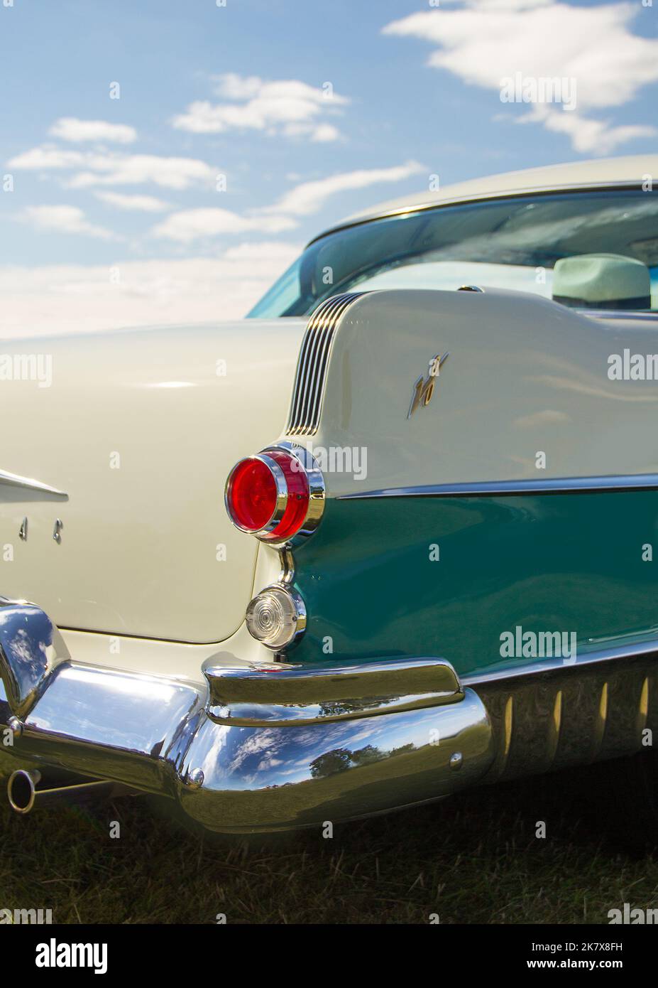 Luz trasera y diseño de aletas en un Pontiac Star Chief 1955 en la NSRA Hot Rod Supernationals 2015. Foto de stock