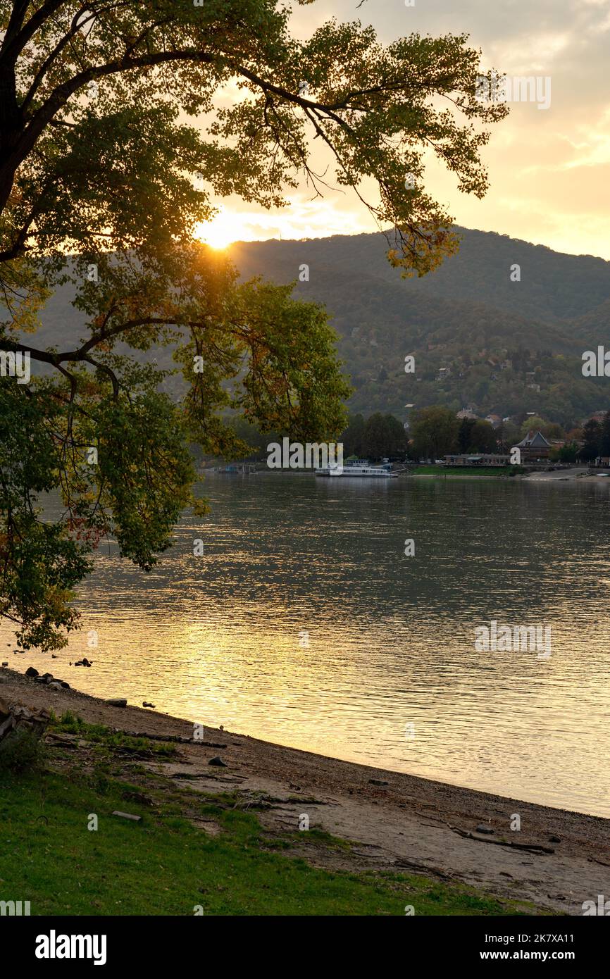 Hermosa puesta de sol sobre el río danubio de Visegrad Hungría con colinas y rocas Foto de stock