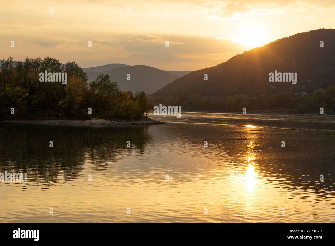Hermosa puesta de sol sobre el río danubio de Visegrad Hungría con colinas y rocas Foto de stock