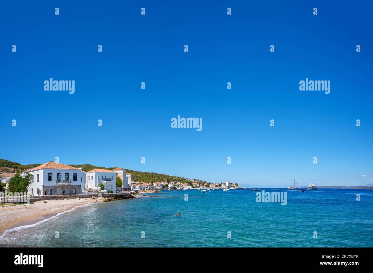 Playa en Spetses Town, Spetses, Islas Sarónicas, Grecia Foto de stock