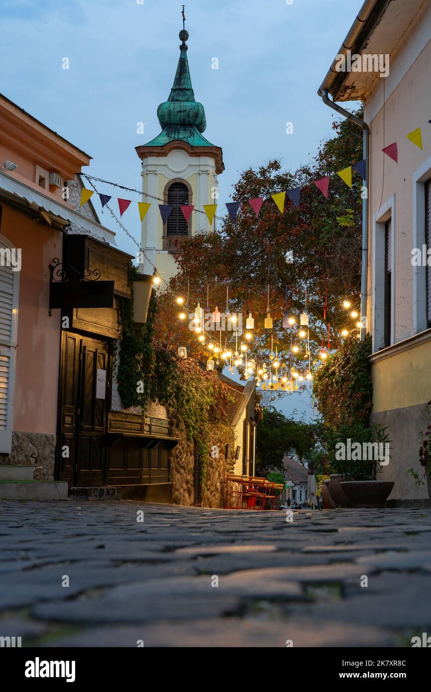 Plaza de la ciudad con hermosas luces de la ciudad en Szentendre Hungría junto a Budapest con coloridas decoraciones de luz de bandera Foto de stock