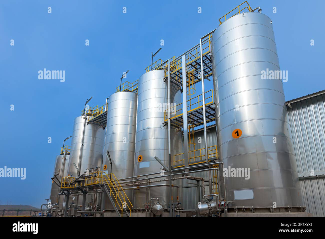 Vista de silos con productos químicos para la industria alimentaria Foto de stock
