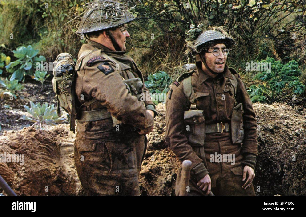 Roy Kinnear & John Lennon Película: Cómo gané la guerra (Reino Unido 1967) Personajes: Clapper, Gripweed Director: Richard Lester 18 de octubre de 1967 **ADVERTENCIA** Esta fotografía es para uso editorial y es propiedad de MGM y/o del fotógrafo asignado por la Film o Production Company y sólo puede ser reproducida por publicaciones en conjunción con la promoción de la película anterior. Se requiere un crédito obligatorio a MGM. El fotógrafo también debe ser acreditado cuando se conoce. No se puede conceder ningún uso comercial sin la autorización escrita de la Film Company. Foto de stock