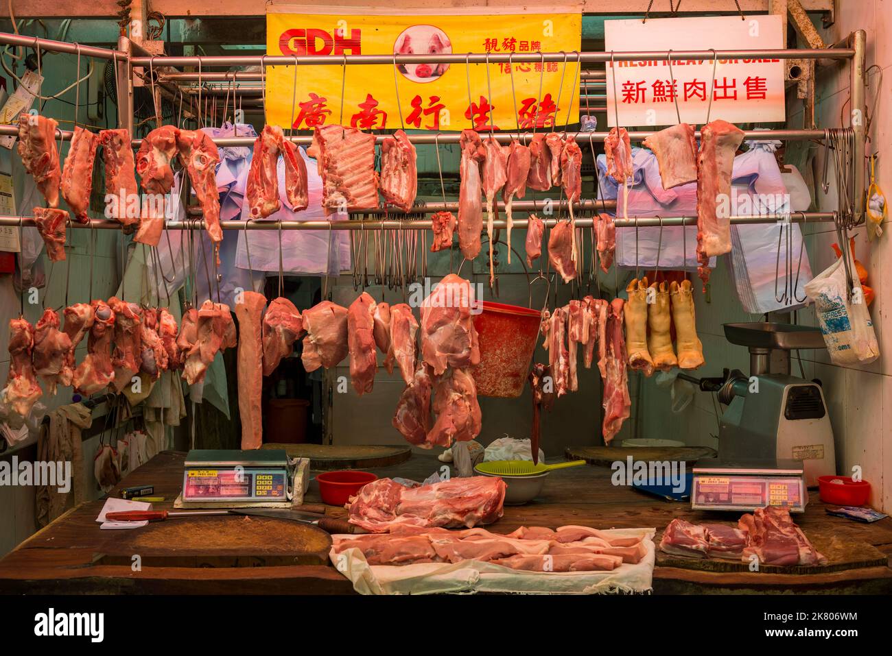 Una carnicería tradicional china, que sólo vende carne de cerdo, en el mercado Wan Chai, en la isla de Hong Kong Foto de stock