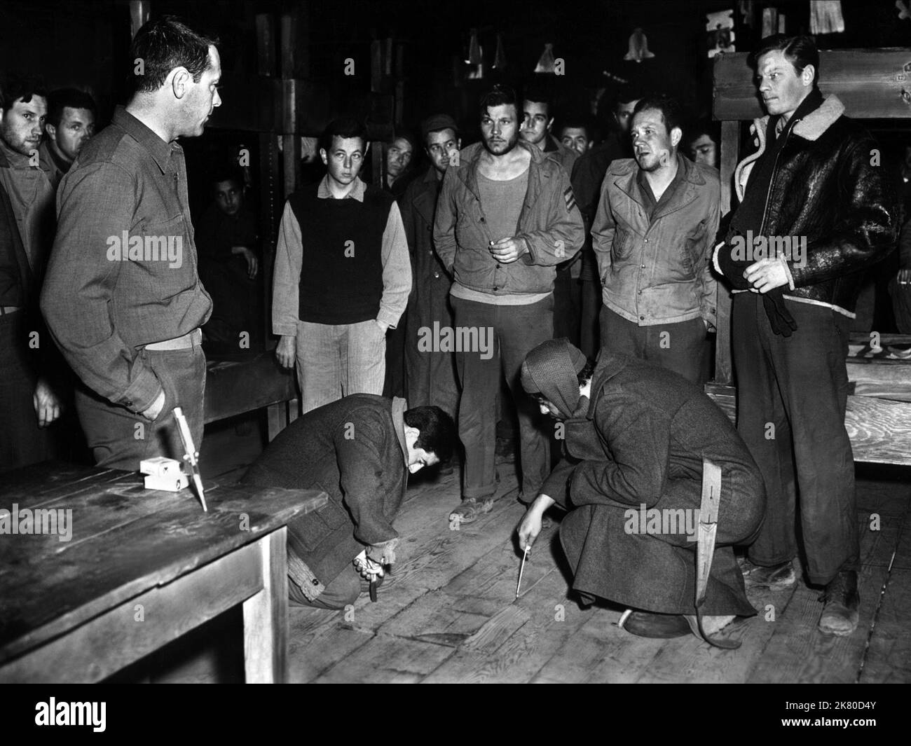 William Holden, Gil Stratton, Michael Moore, Richard Erdman, Peter Graves & Harvey Lembeck Película: Stalag 17 (USA 1953) Personajes: SGT. J.J. Sefton, Clarence Harvey 'Cookie' Cook (como Gil Stratton Jr.), Manfredi, Sgt. 'Hoffy' Hoffman, Price, Harry Shapiro Director: Billy Wilder 29 de mayo de 1953 **ADVERTENCIA** Esta fotografía es para uso editorial solamente y es el copyright DE PARAMOUNT y/o el fotógrafo asignado por la película o la compañía de producción y sólo puede ser reproducida por publicaciones en conjunción con la promoción de la película anterior. Se requiere un crédito obligatorio para PARAMOUNT. El Photogra Foto de stock