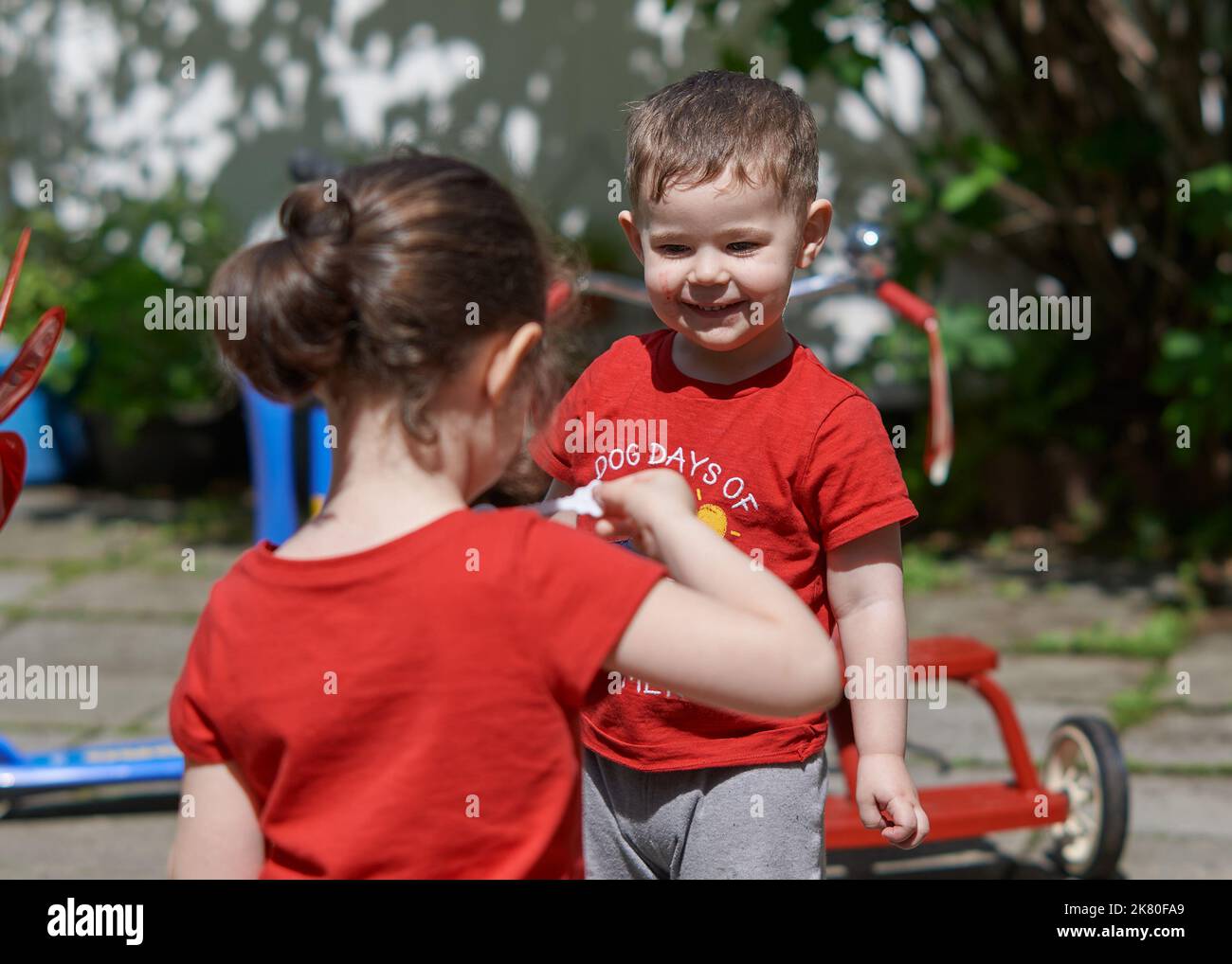 Niños jugando con burbujas de jabon fotografías e imágenes de alta  resolución - Página 4 - Alamy