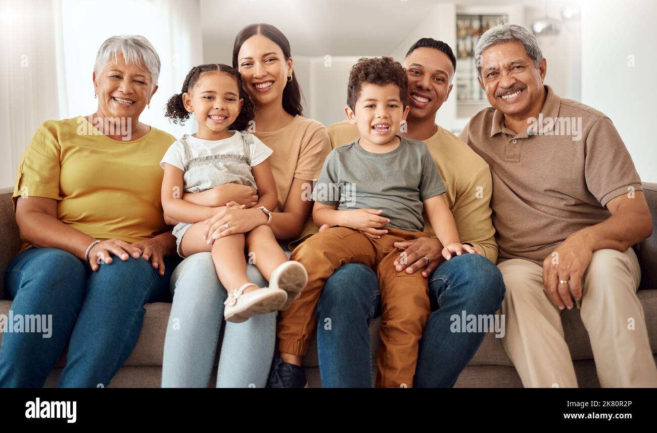 Relájese, sonría y gran familia en el sofá de la sala de estar de su casa para el amor, la felicidad y el cuidado. Retrato de niños felices y jóvenes con Foto de stock