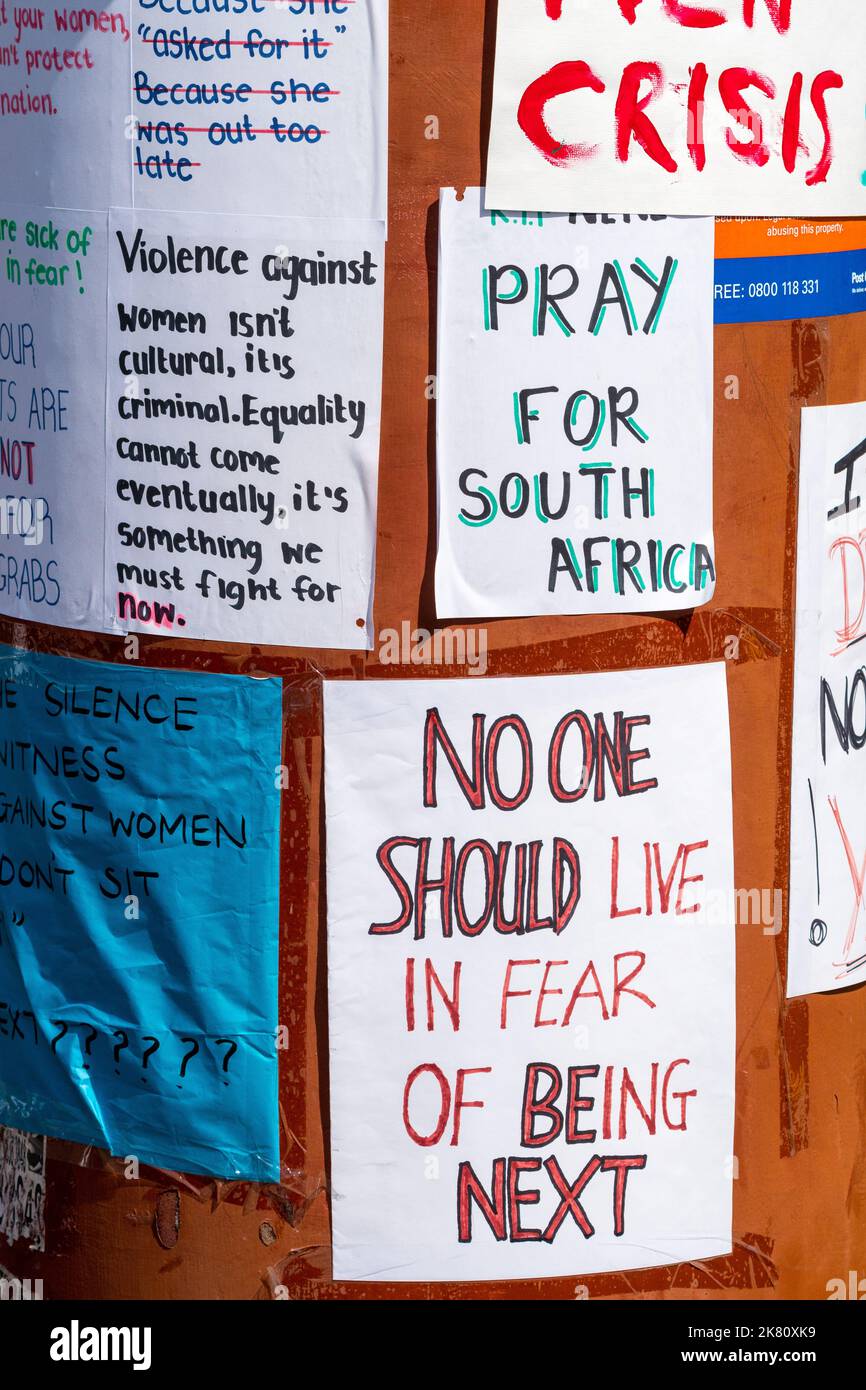 Mensajes, carteles, poderosas palabras escritas a mano o texto condenando la violencia en Sudáfrica Concepto de violencia basada en género Foto de stock