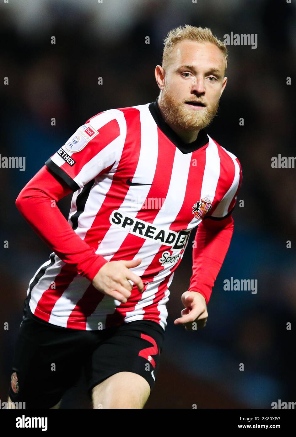 Alex Pritchard, de Sunderland, durante el encuentro del Campeonato Sky Bet en Ewood Park, Blackburn. Fecha de la foto: Martes 18 de octubre de 2022. Foto de stock