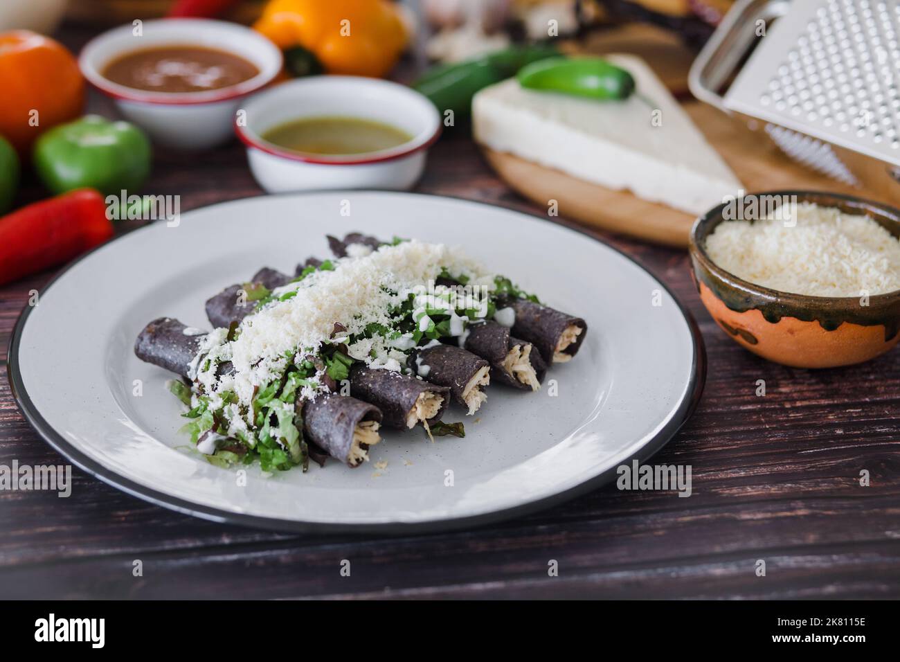Tacos Dorados Mexicanos o flautas de pollo Comida tradicional en México
