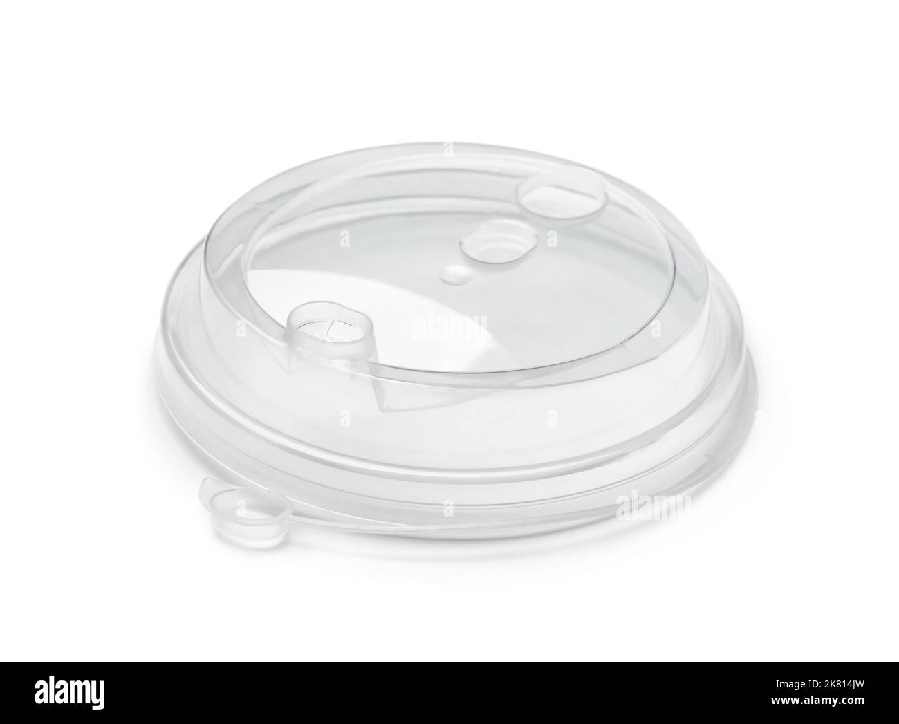 Tapa de café desechable de plástico transparente redonda aislada sobre blanco Foto de stock