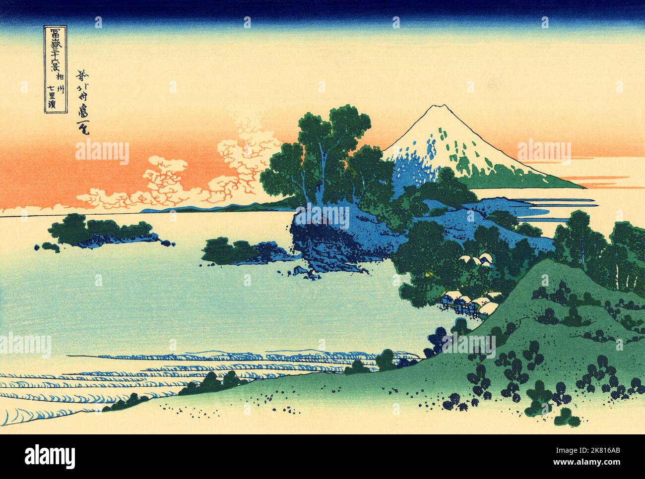 Japón: “Playa de Shichiri en la provincia de Sagami”. Impresión en bloque de madera ukiyo-e de la serie «Treinta y seis vistas del monte Fuji» de Katsushika Hokusai (31 de octubre de 1760 - 10 de mayo de 1849), c. 1830. «36 Vistas del Monte Fuji» es una serie «ukiyo-e» de grandes grabados en madera del artista Katsushika Hokusai. La serie muestra el Monte Fuji en diferentes estaciones y condiciones climáticas desde diversos lugares y distancias. En realidad consiste en 46 impresiones creadas entre 1826 y 1833. Los primeros 36 fueron incluidos en la publicación original y, debido a su popularidad, otros 10 fueron añadidos posteriormente. Foto de stock