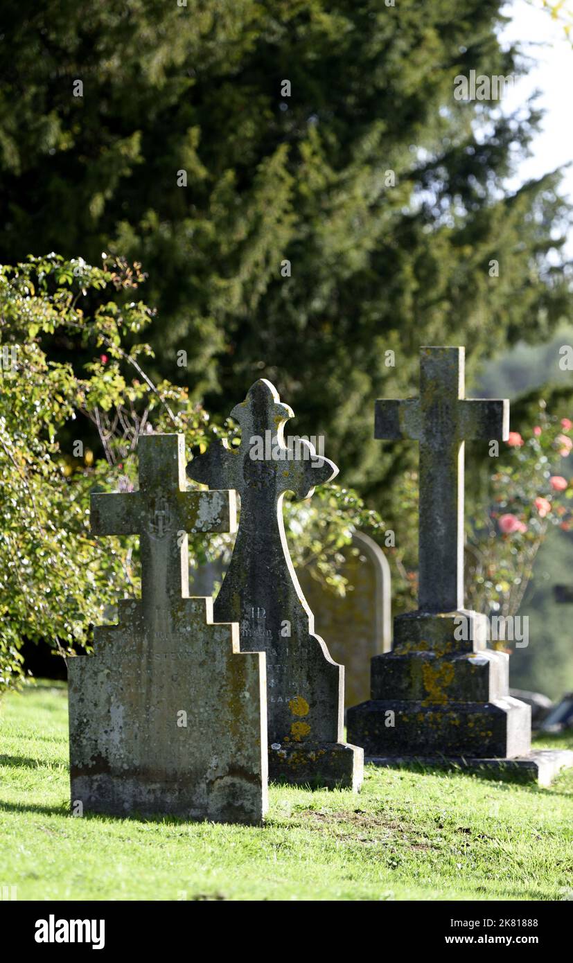 Boughton Monchelsea village, Kent, Reino Unido. Tumbas en el cementerio de la Iglesia de San Pedro Foto de stock