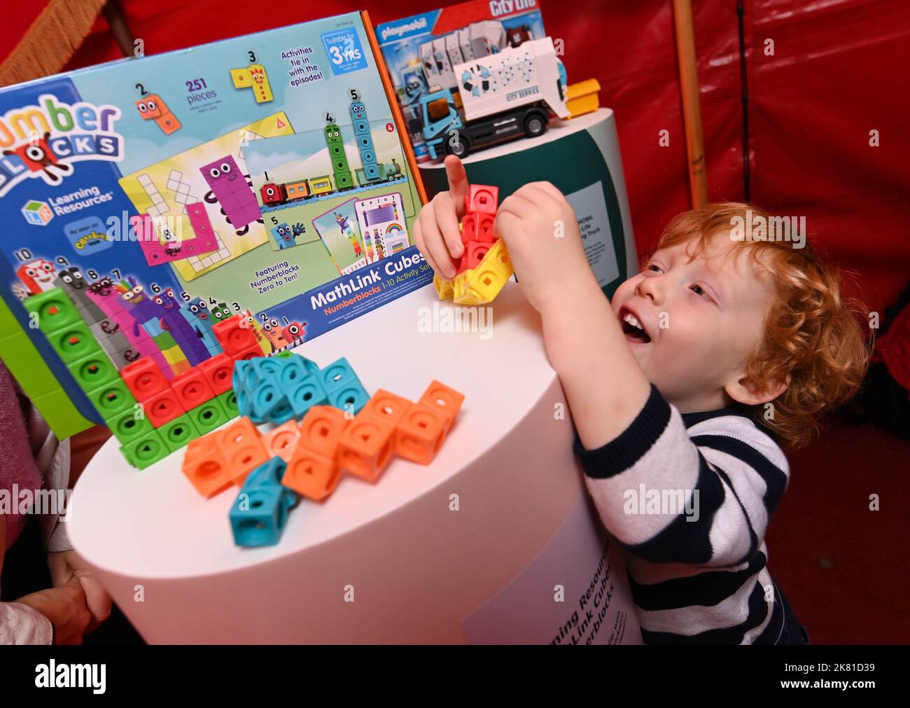 USO EDITORIAL Bertie, DE SÓLO tres años de edad, de Surrey, juega con los  MathLink Cubes Numberblocks en la tienda Joy of Toys de Amazon en Londres,  uno de los diez mejores