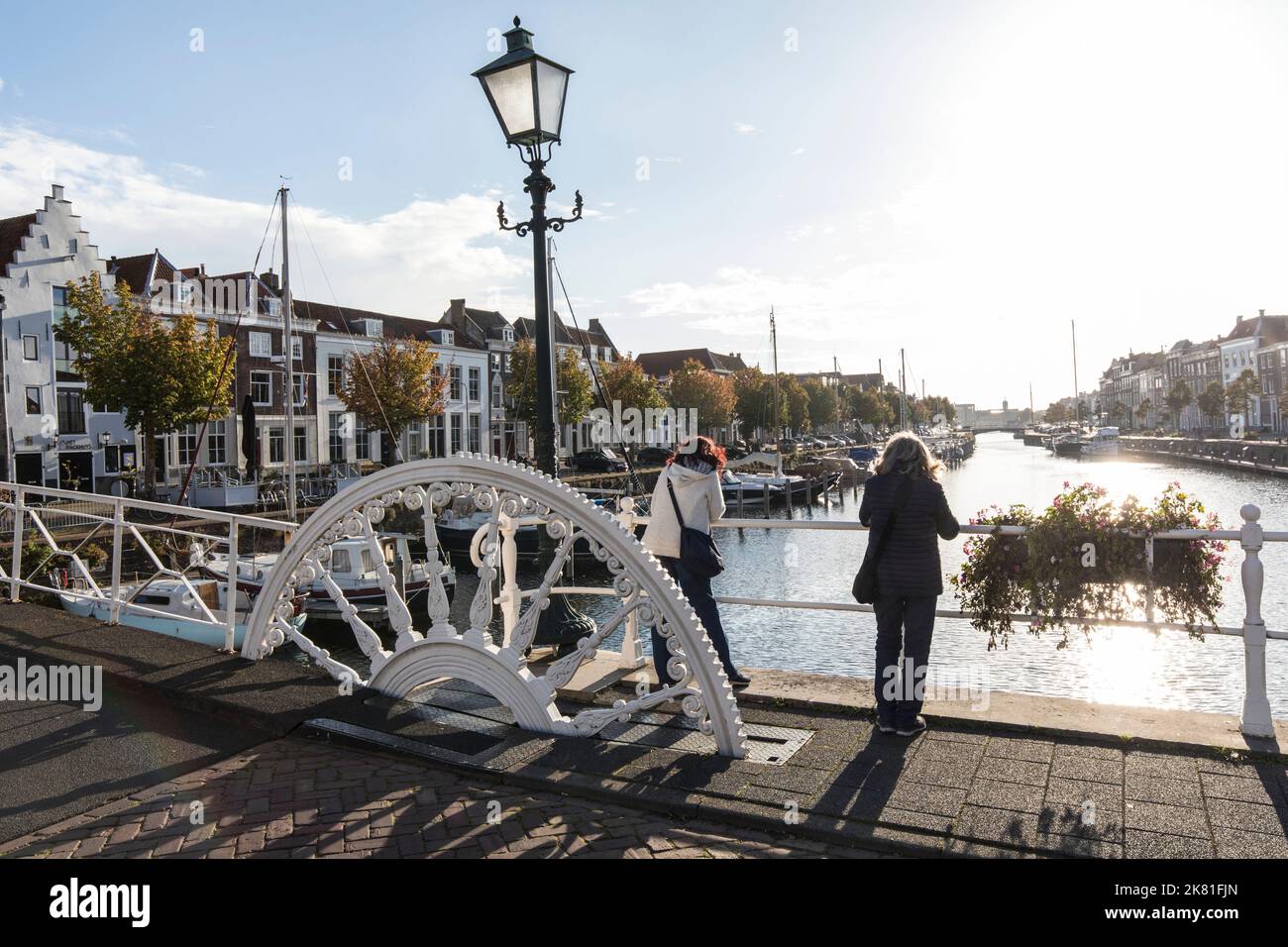 Middelburg en la península Walcheren, vista desde el puente Spijkerbrug al puerto interior, casas en la calle Kinderdijk, Zeeland, Países Bajos. Mi Foto de stock