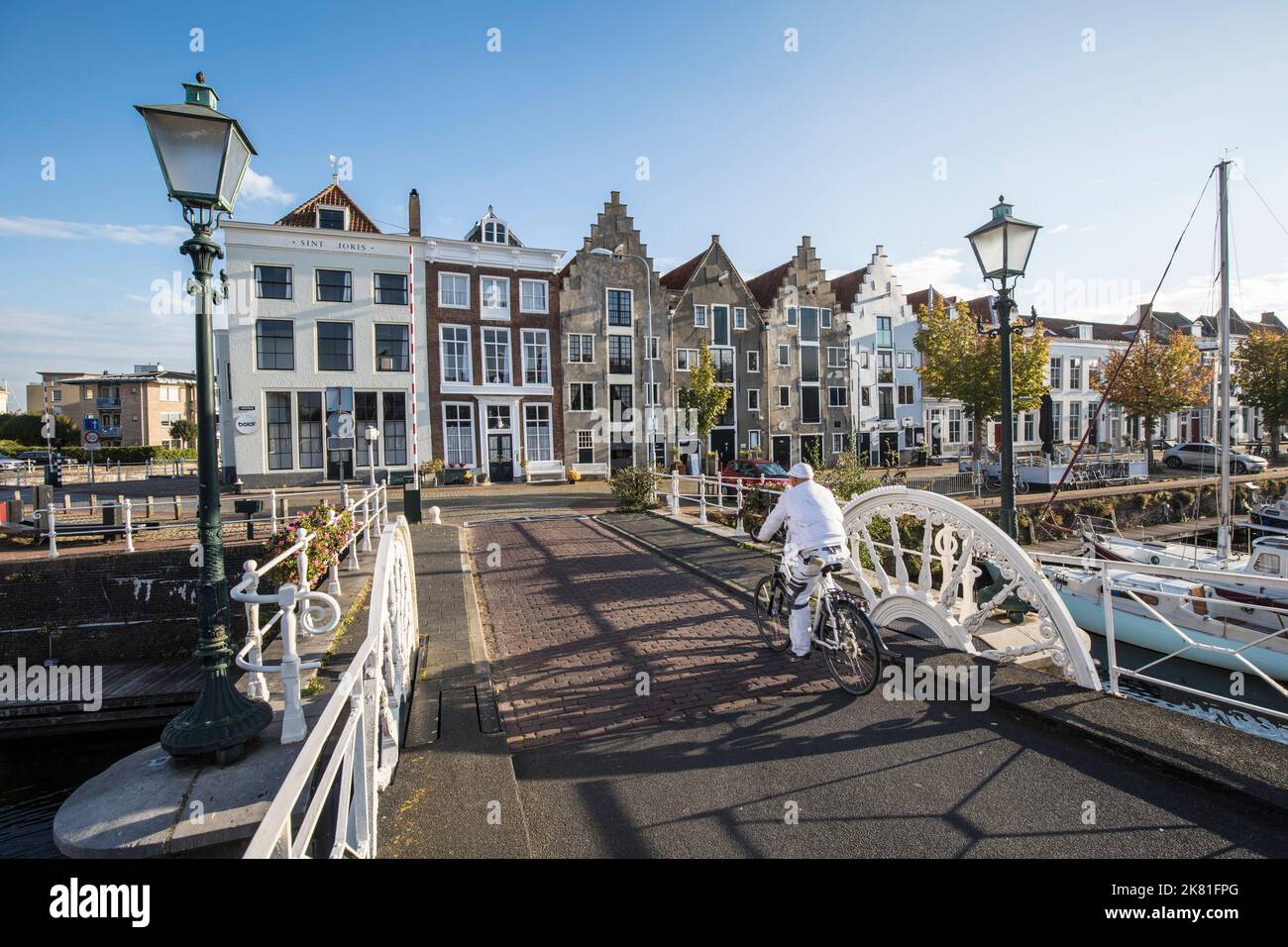 Middelburg en la península Walcheren, el puente Spijkerbrug en el puerto interior y casas en la calle Kinderdijk, Zeeland, Países Bajos. Middelbur Foto de stock