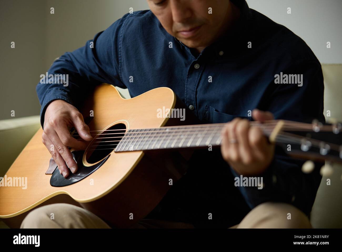 Hombre japonés tocando la guitarra acústica Fotografía de stock - Alamy