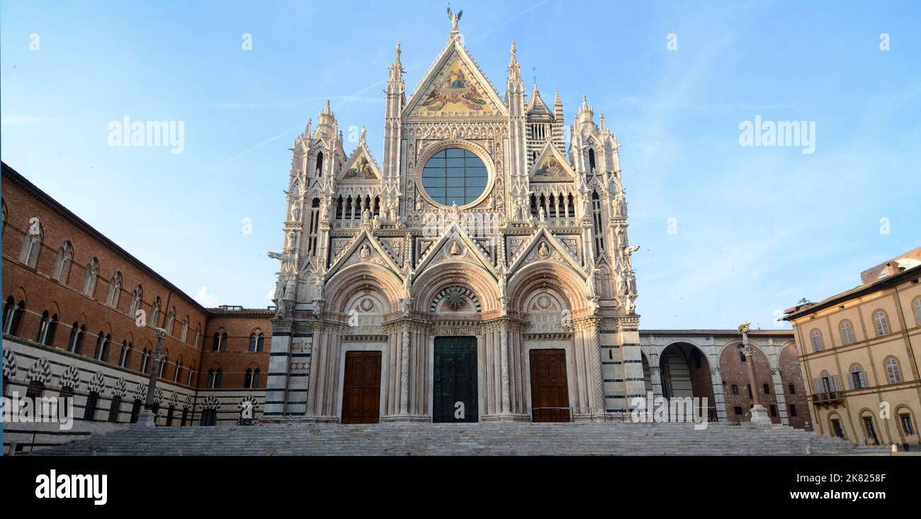 La catedral de Siena Santa Maria Assunta está construida en el estilo románico-gótico italiano y es una de las iglesias más bellas de Italia Foto de stock