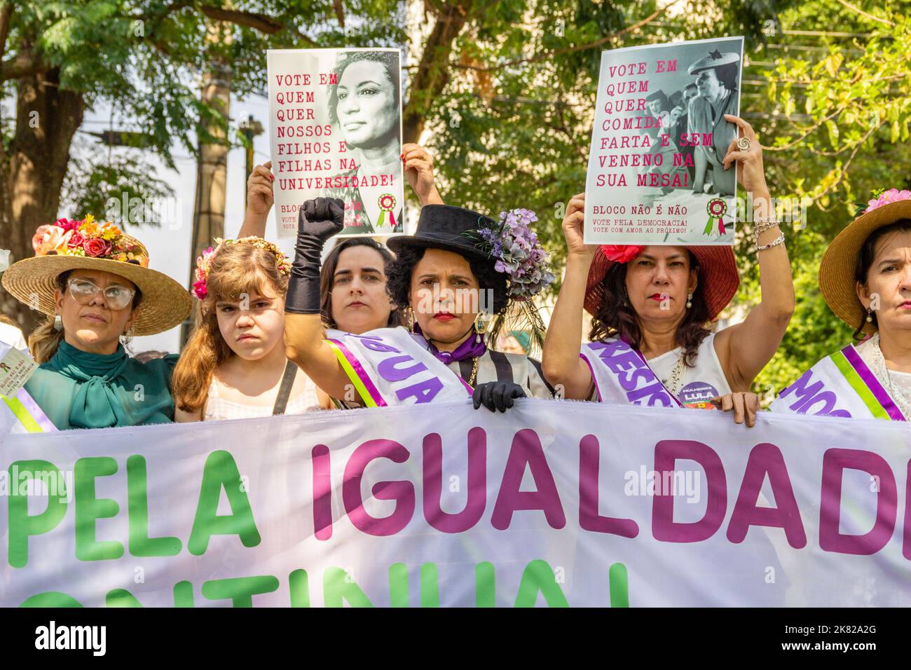 Goiânia, Goias, Brasil – 12 de octubre de 2022: Varias mujeres portando pancartas y pancartas en un acto para concienciar a la gente de la importancia del voto. Foto de stock