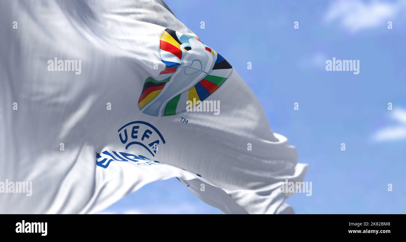 Berlín, Ger, octubre de 2022: Vista trasera de la bandera de la UEFA Euro 2024 volando en el viento. La edición de 17th tendrá lugar del 14 de junio al 14 de julio de 2024 en Germa Foto de stock