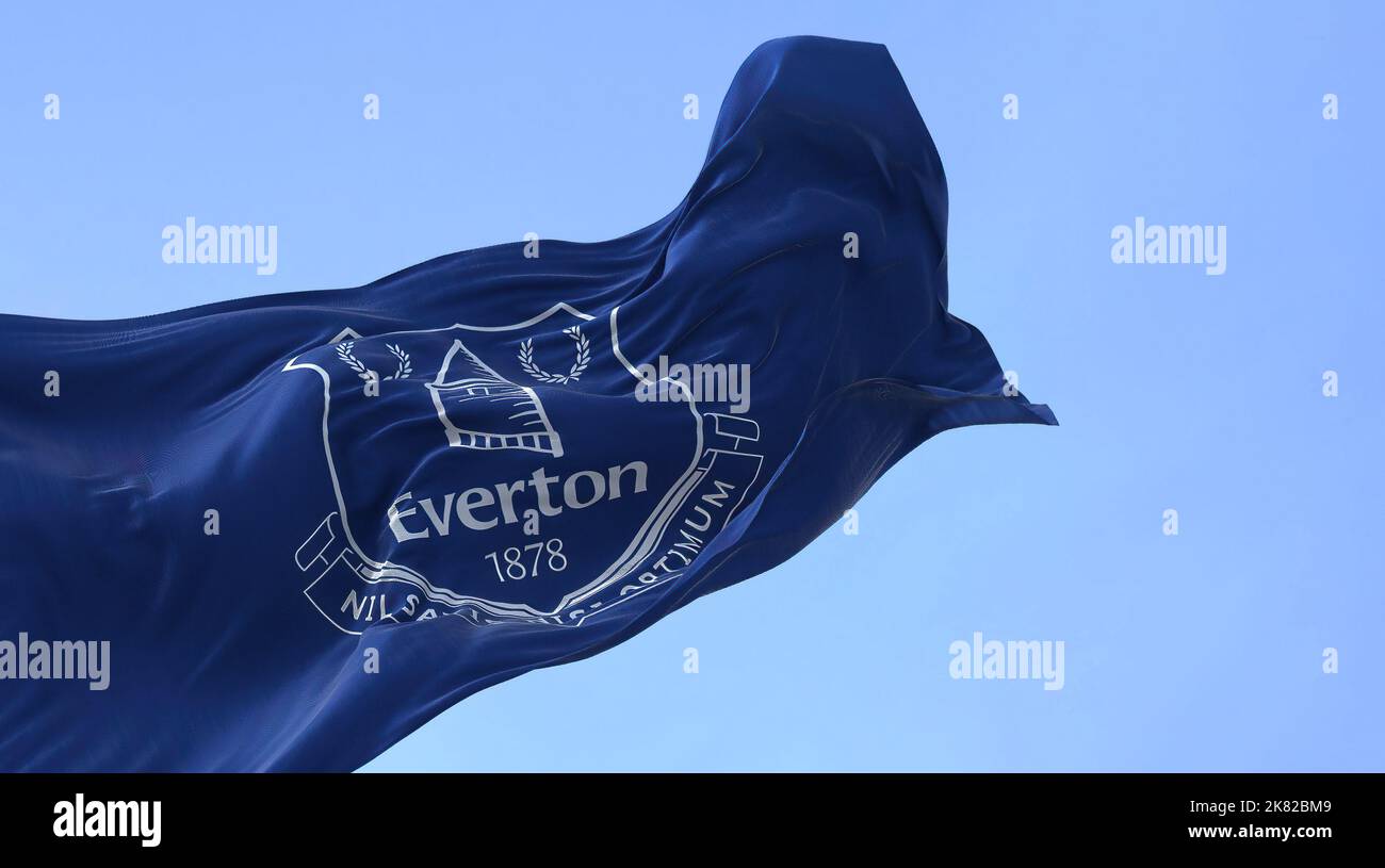 Liverpool, Reino Unido, 2022 de septiembre: La bandera del club de fútbol Everton agitando en el viento. El Everton FC es un club de fútbol profesional con sede en Liverpool, Inglaterra Foto de stock