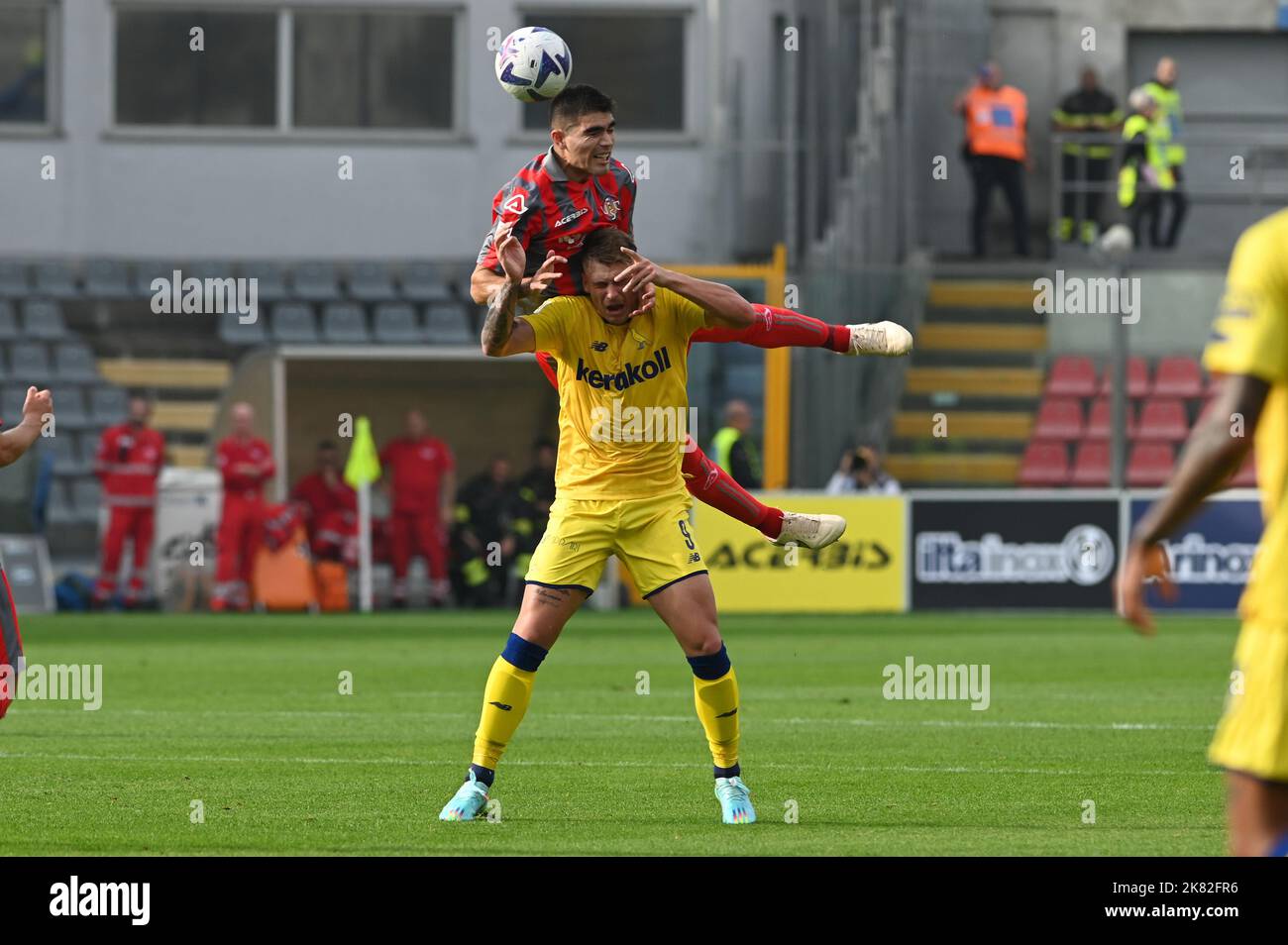 Estadio Giovanni Zini, Cremona, Italia, 20 de octubre de 2022, nicholas bonfanti (módena) y johan vasquez (cremonese) durante el partido estadounidense Cremonese contra Módena FC - fútbol italiano Coppa Italia Foto de stock