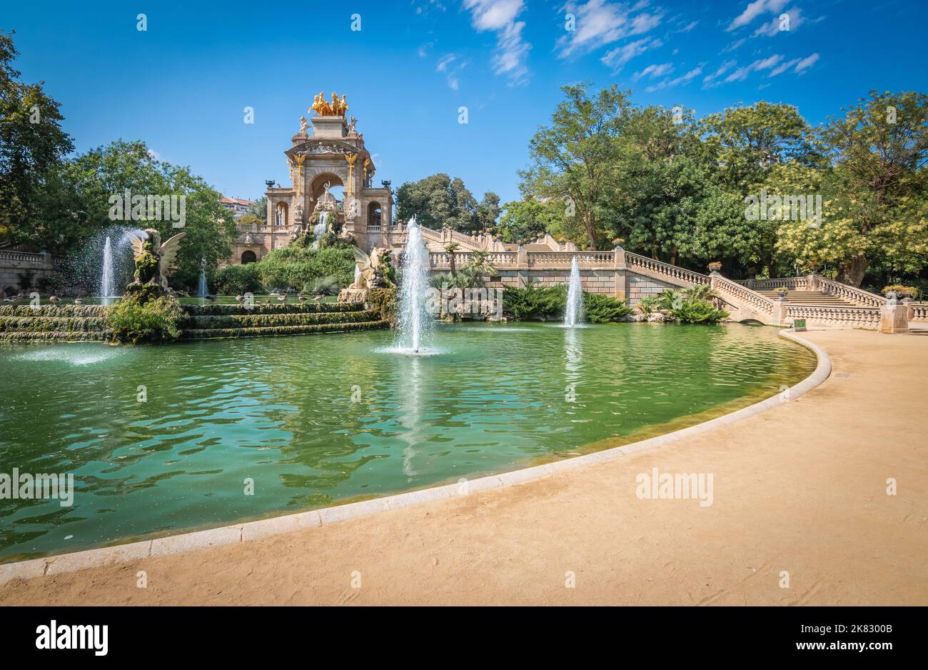 Parque urbano 'Parc de la Ciutadella' con jardín histórico y fuentes en Barcelona, España. Foto de stock