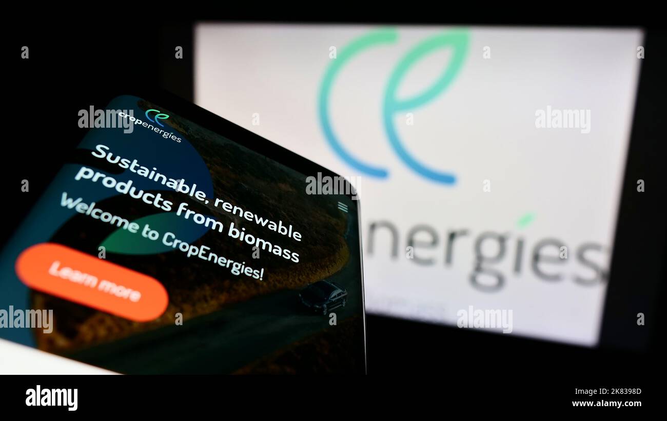 Teléfono móvil con el sitio web de la empresa alemana de energías renovables CropEnergies AG en la pantalla delante del logotipo. Enfoque en la parte superior izquierda de la pantalla del teléfono. Foto de stock