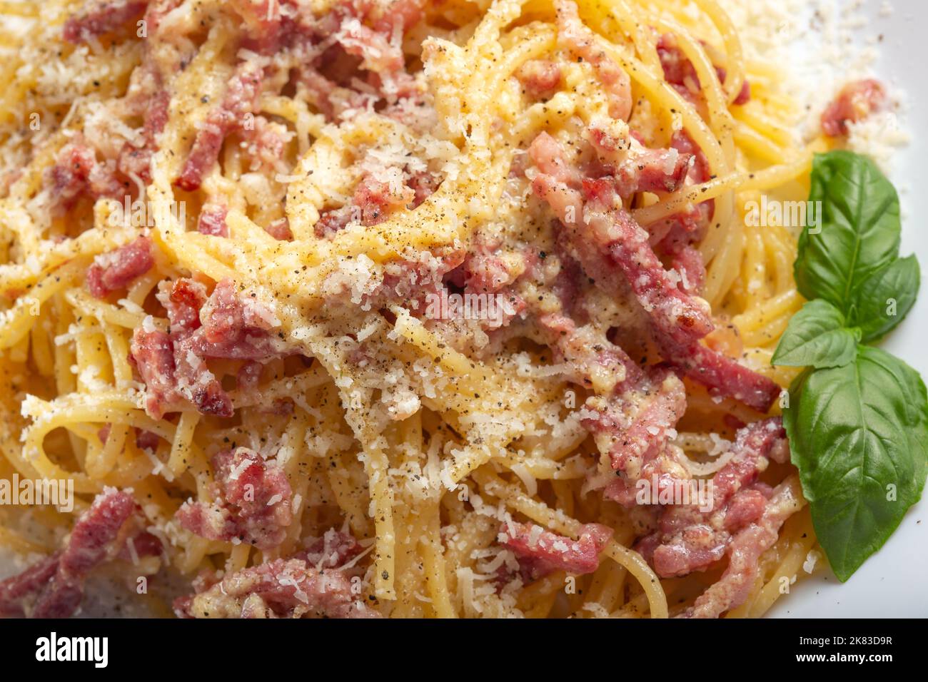 Pasta Carbonara con mucho queso parmesano y jamón de cerdo - vista de cerca Foto de stock
