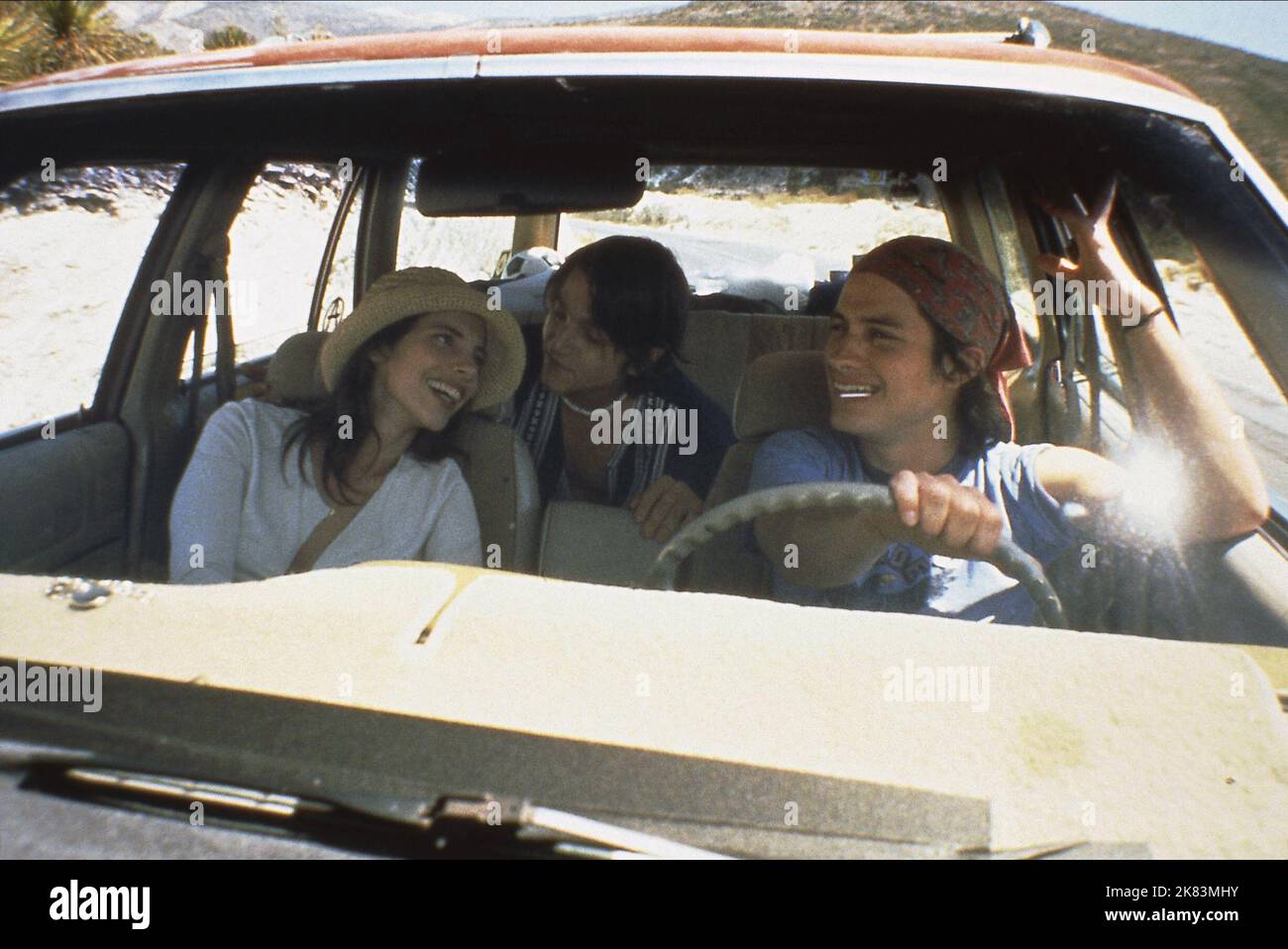 Maribel Verdu, Diego Luna & Gael Garcia Bernal Película: Y Tu Mama Tambien (Y tu mamá también) Personajes: Luisa Cortes, Tenoch Iturbide, Julio Zapata Mex 2001, Director: Alfonso CUARON 08 Junio 2001 **ADVERTENCIA** Esta fotografía es sólo para uso editorial y es propiedad de ANHELO PRODUCCIONES y/o del Fotógrafo asignado por la Compañía de Cine o Producción y sólo puede ser reproducida por publicaciones en conjunción con la promoción de la película anterior. Se requiere un crédito obligatorio para ANHELO PRODUCCIONES. El fotógrafo también debe ser acreditado cuando se conoce. No se puede conceder ningún uso comercial Foto de stock