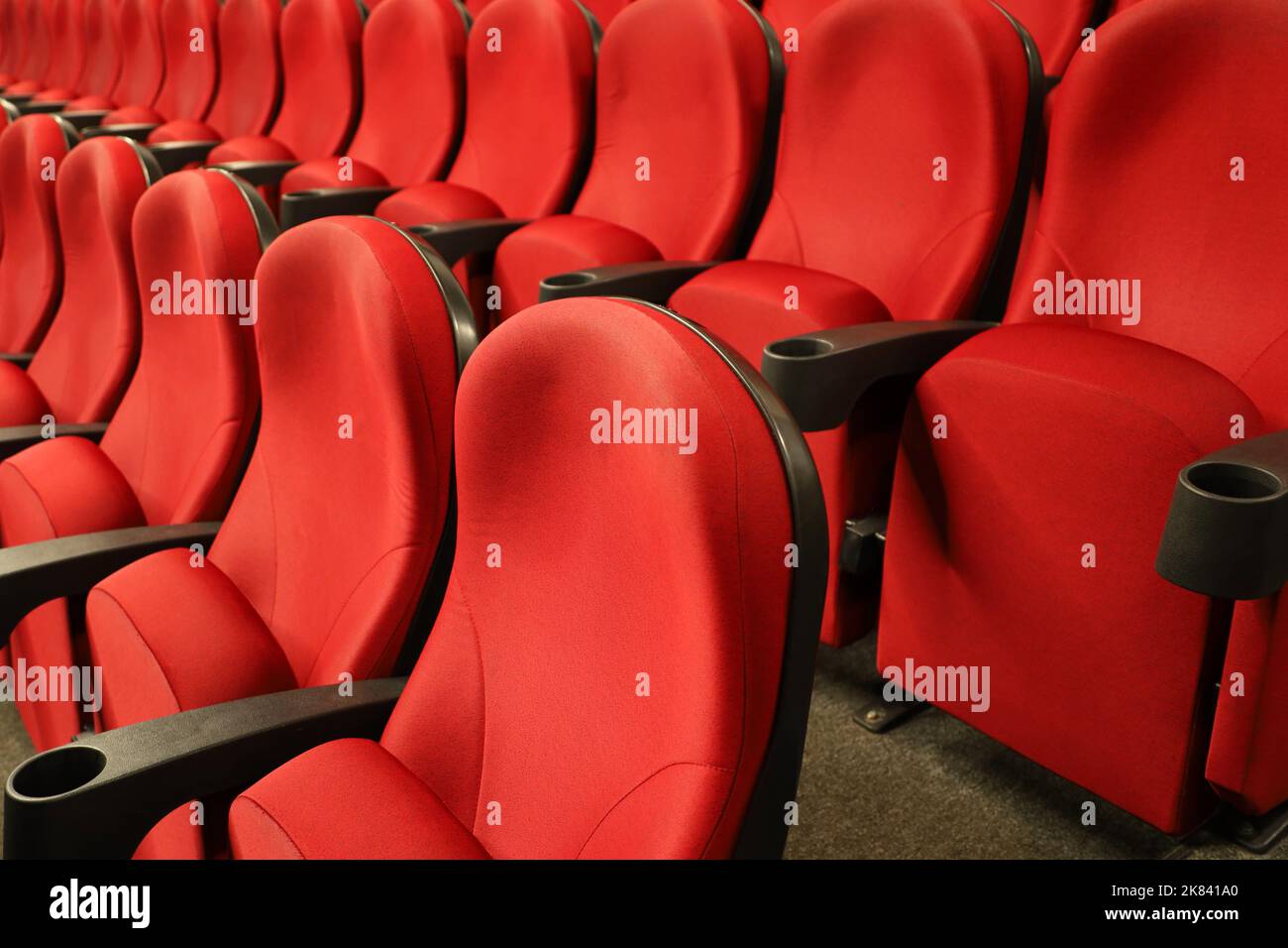 Sala de cine vacía con asientos rojos. Interior de cine moderno, enfoque selectivo Foto de stock