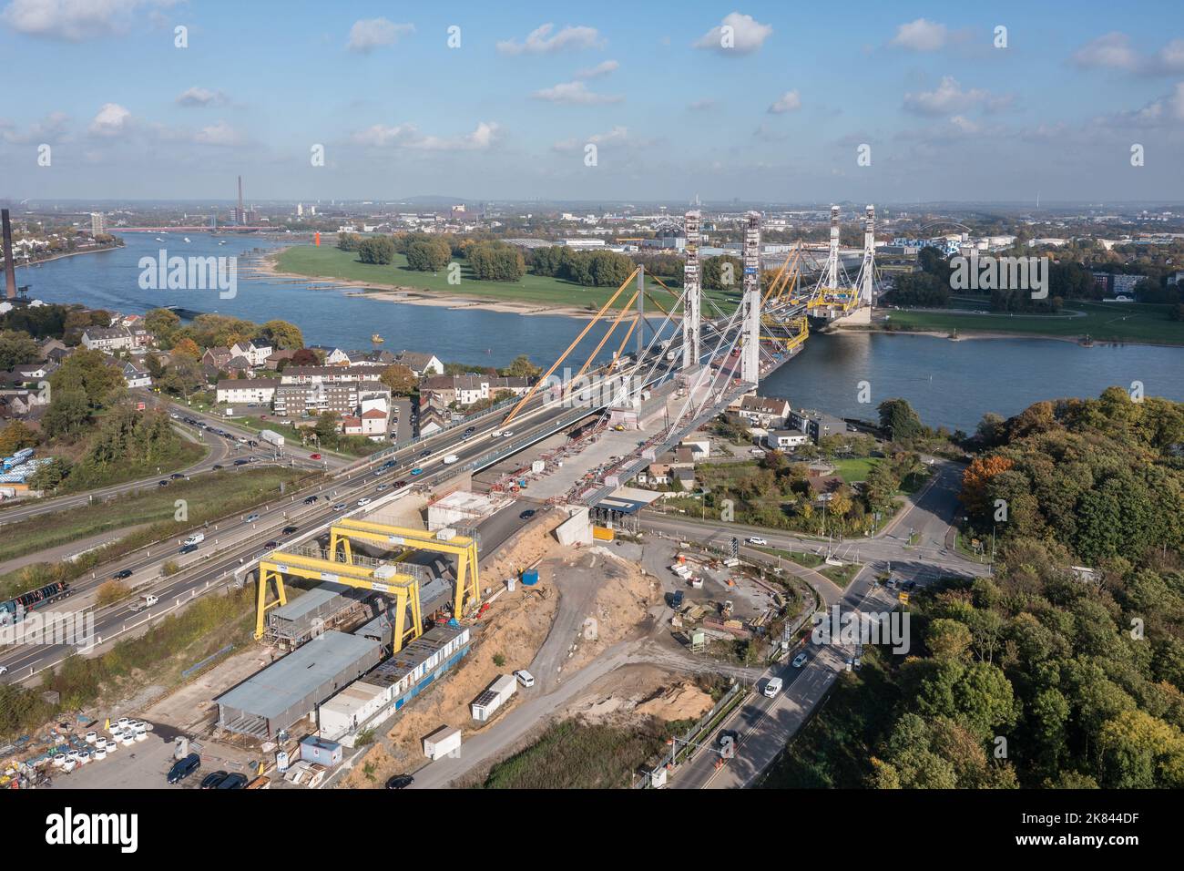 Construcción de un nuevo puente de autopista sobre el río Rin. Bau