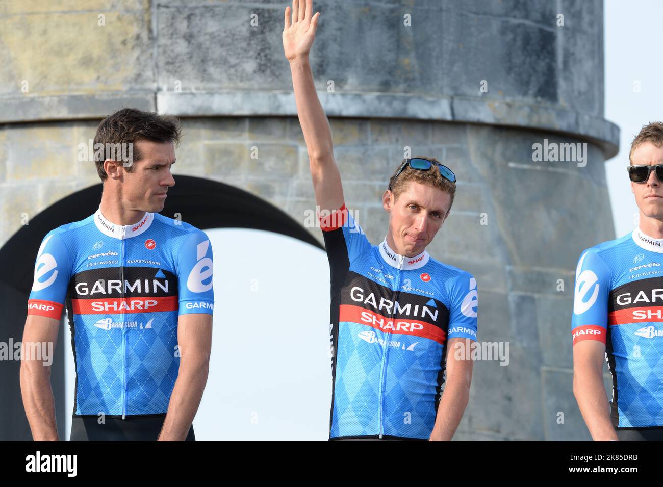 Dan Martin se alinea con David Millar (izquierda) mientras el equipo Garmin  Sharp se presenta en las presentaciones del equipo del Tour de Francia  100th Fotografía de stock - Alamy