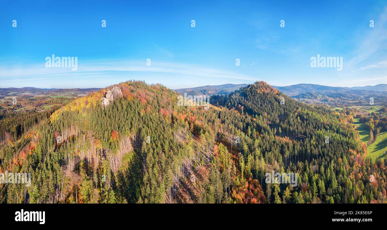 Rudawy Janowickie parque paisajístico, Polonia. Vista aérea de los picos de Sokolik en otoño Foto de stock