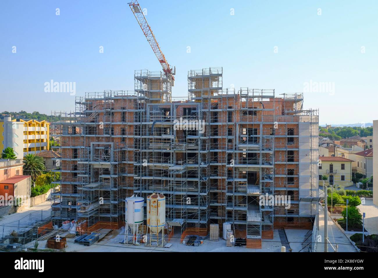 obra con equipo y construcción. Rascacielos en construcción de primer plano con una grúa. Obra de construcción. Trabajos de construcción Foto de stock