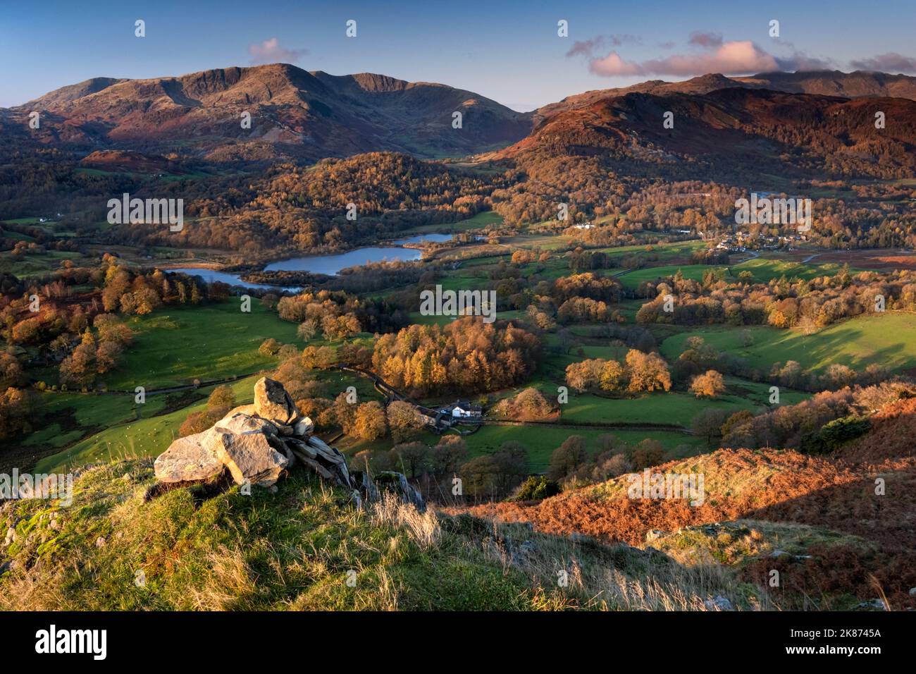 Elter Water, Wetherlam y las campanas de Tilberthwaite de Loughrigg cayeron en otoño, Lake District National Park, UNESCO, Cumbria, Inglaterra Foto de stock