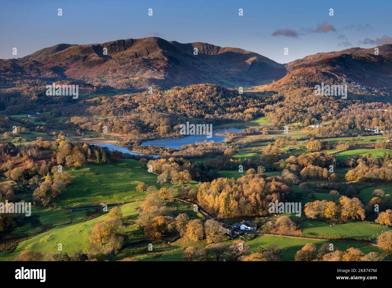 Elter Water, Wetherlam y Tilberthwaite Fells de Loughrigg cayeron en otoño, Lake District National Park, UNESCO, Cumbria, Inglaterra Foto de stock