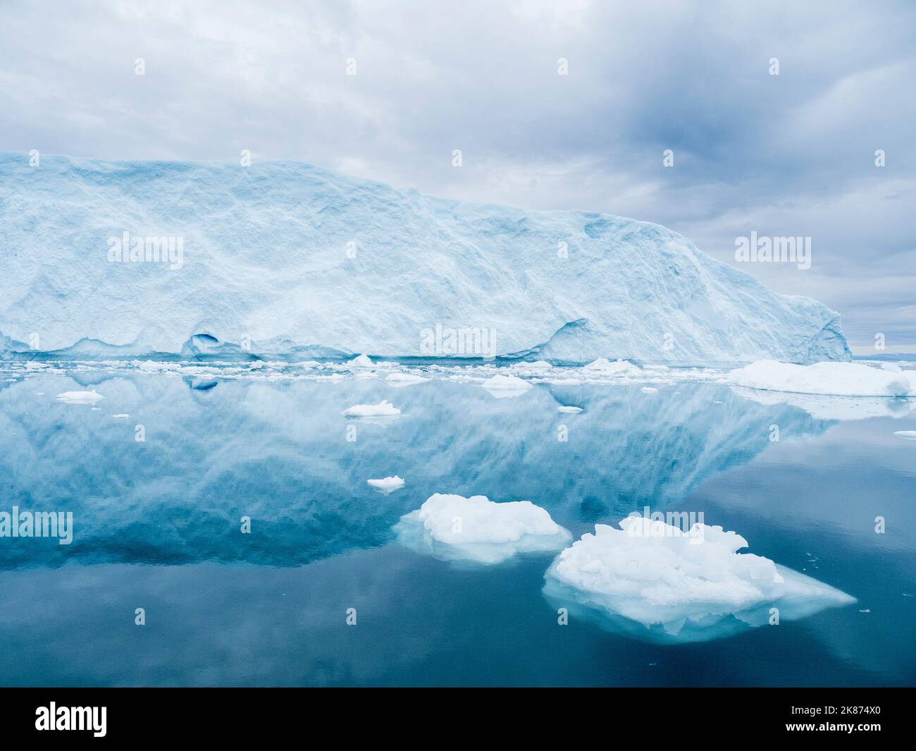 Enormes icebergs del Ilulissat Icefjord varado en una antigua morrena terminal justo a las afueras de Ilulissat, Groenlandia, Dinamarca, regiones polares Foto de stock