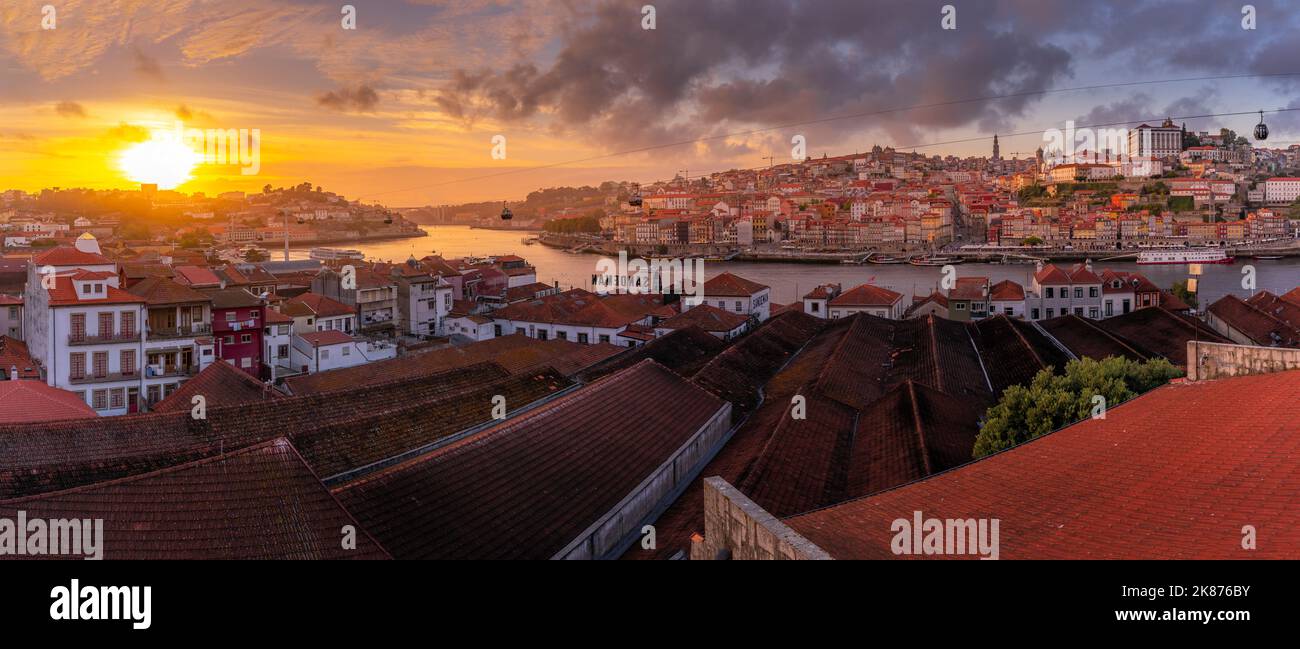 Vista de la puesta de sol sobre tejados de terracota y el río Duero en el casco antiguo de Oporto, Oporto, Norte, Portugal, Europa Foto de stock