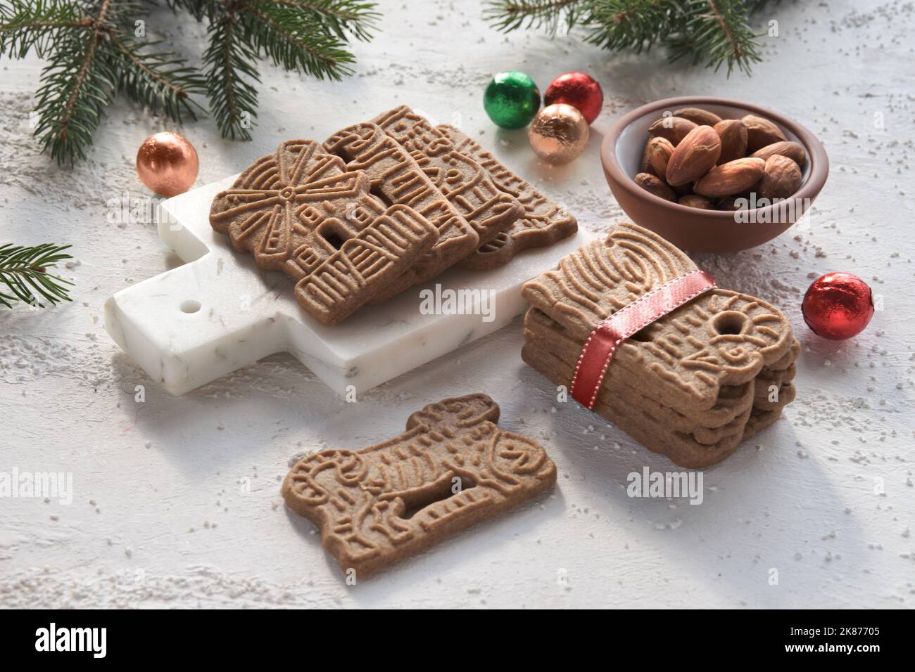 Speculoos o Spekulatius, galletas de Navidad, bolas de chocolate y almendras en una mesa con ramitas de abeto. Dulces alemanes tradicionales, galletas para Navidad Foto de stock