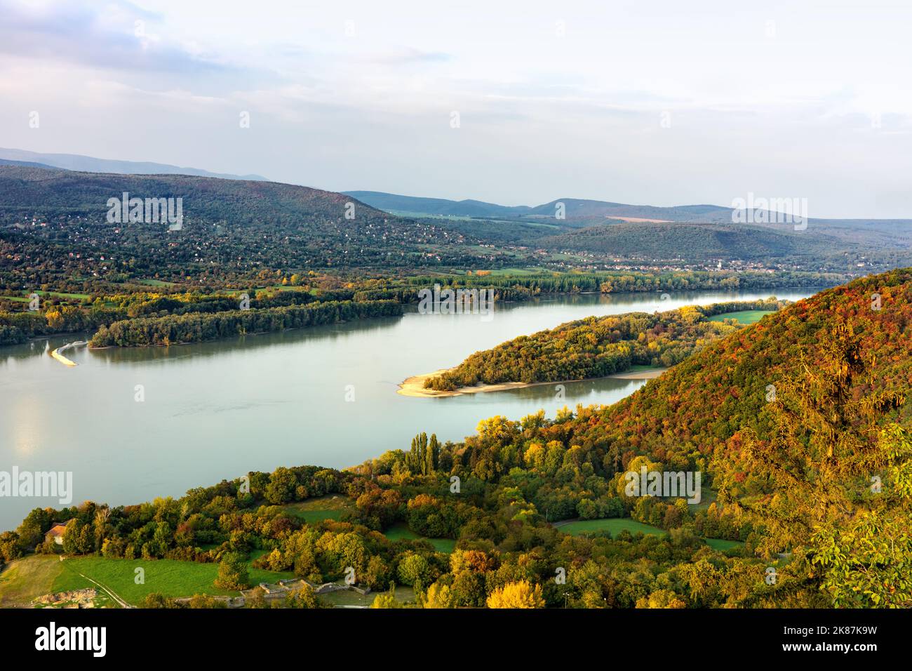 Hermosa vista aérea sobre el río danubio de Visegrad Hungría con colinas y árboles. Foto de stock
